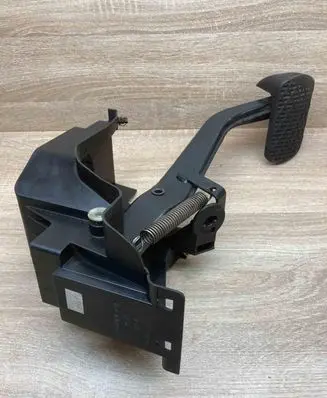 Mercedes-Benz C W203 Brake pedal A2032900401 2032900719