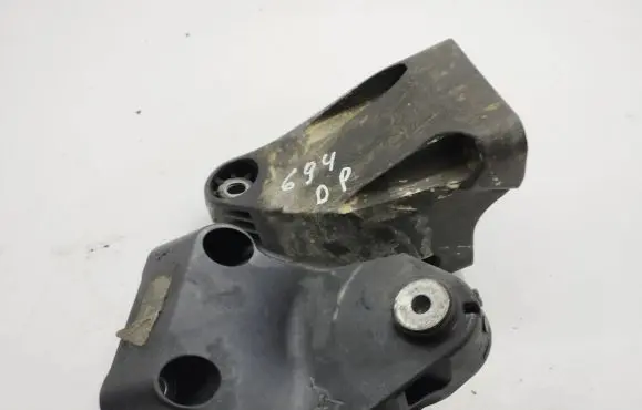 Engine mounting bracket