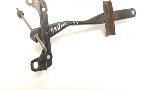 Toyota RAV 4 (XA30) Battery bracket 