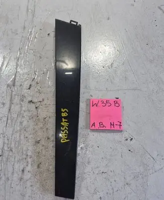 Volkswagen PASSAT B5 Front door glass trim molding 3B0837901