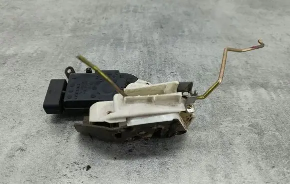 Suzuki Ignis Front door lock B08SPLL