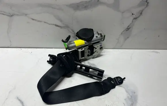 Mercedes-Benz C W204 Front seatbelt A2048605885