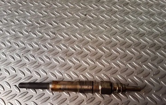 Audi 80 90 S2 B4 Glow plug 