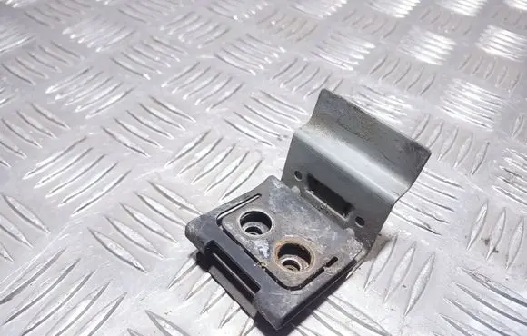 Ford Kuga I Fender mounting bracket