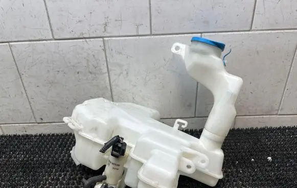 Windshield washer fluid reservoir/tank