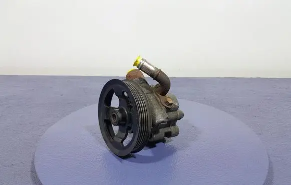 Toyota Avensis Verso Power steering pump 