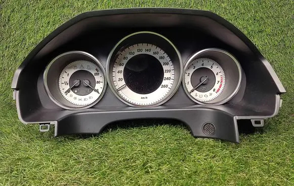 Speedometer (instrument cluster)