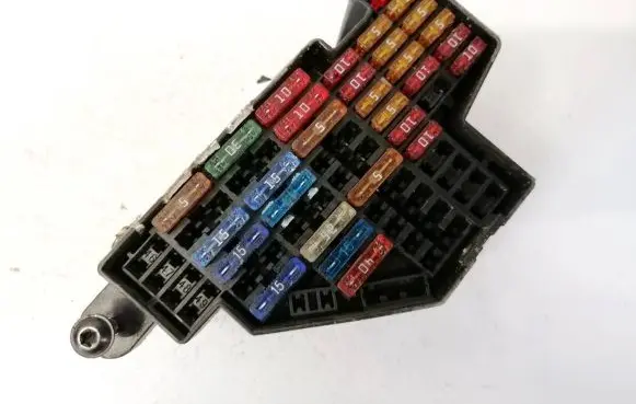 Volkswagen PASSAT B6 Fuse box set 06557306 06557306010101