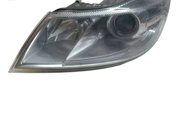 Skoda Octavia Mk2 (1Z) Headlight/headlamp 1Z1941015F 24705201000726 1EL24705201