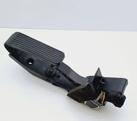 Accelerator throttle pedal