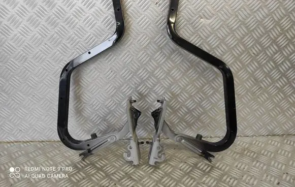 Tailgate/trunk/boot hinge