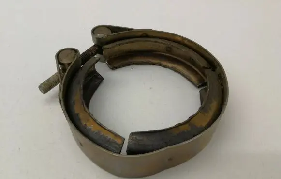 Volkswagen PASSAT B8 Muffler pipe connector clamp 04L253725B