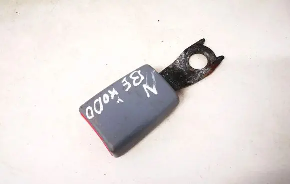 Middle seatbelt buckle (rear)