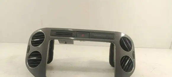 Volkswagen Tiguan Radio/GPS head unit trim 5N0858069J