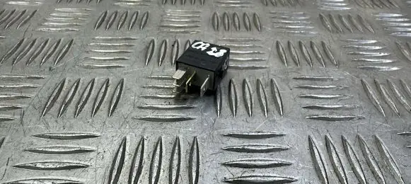 Volkswagen PASSAT B8 Other relay 4H0951253C