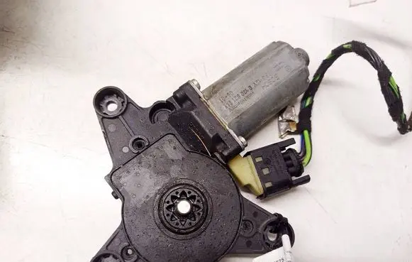 Mercedes-Benz Vito Viano W639 Front door window regulator motor 0130821941