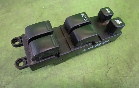 Nissan Primera Electric window control switch 2S401AV640