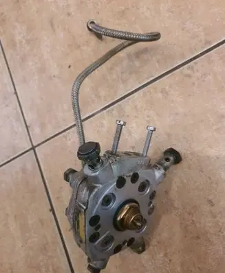 Audi 80 90 S2 B4 Fuel distributor 0438101005