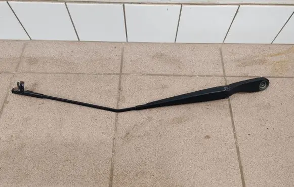 Volvo V50 Front wiper blade arm 30698250