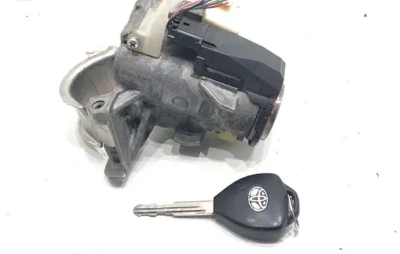 Toyota Avensis T270 Ignition lock N0502638