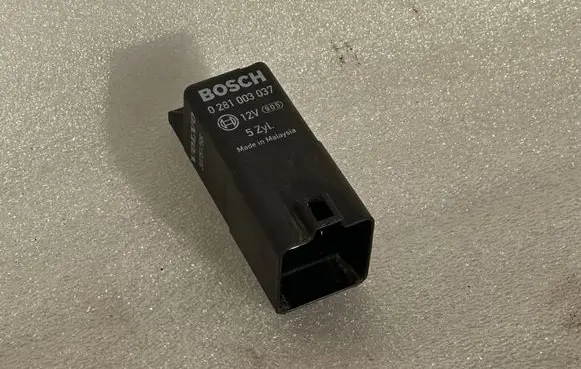 Volvo XC90 Glow plug pre-heat relay 0281003037