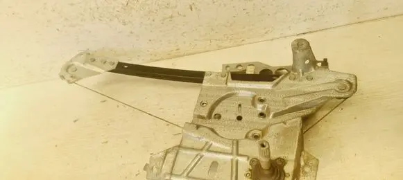 Rear door manual window regulator