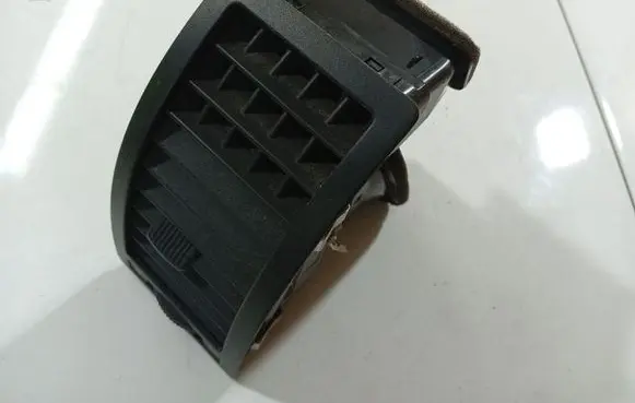 Volkswagen Polo IV 9N3 Dash center air vent grill 6Q0819703