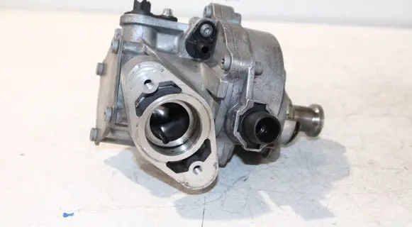 BMW 5 GT F07 Vacuum pump 7611115