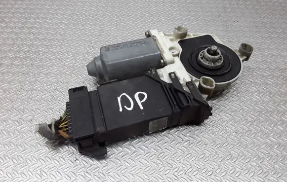 Seat Leon (1M) Front door window regulator motor 9776101436203
