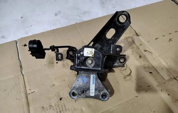 Toyota Auris 150 Engine mounting bracket