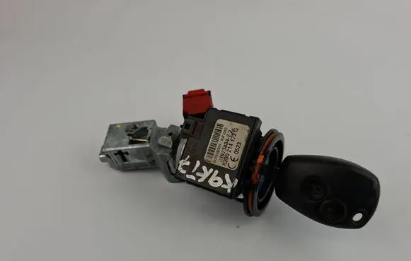 Renault Clio III Ignition lock 8200214173G 2167388472