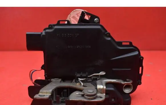 Volkswagen Bora Front door lock C3B1837015A