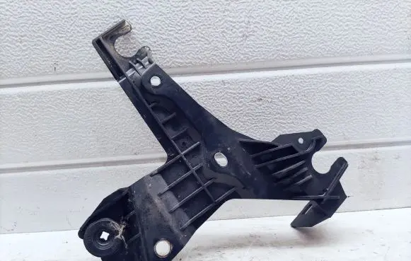 Volvo V70 Air filter cleaner box bracket assembly 3063575