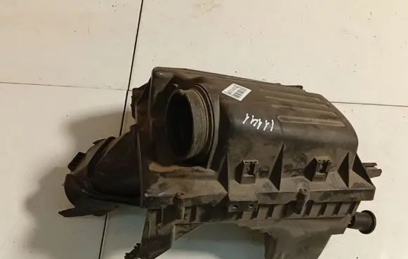 Opel Insignia A Air filter box 55560889