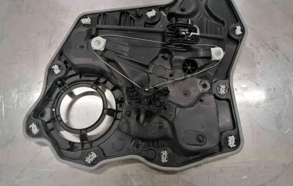 Rear door manual window regulator