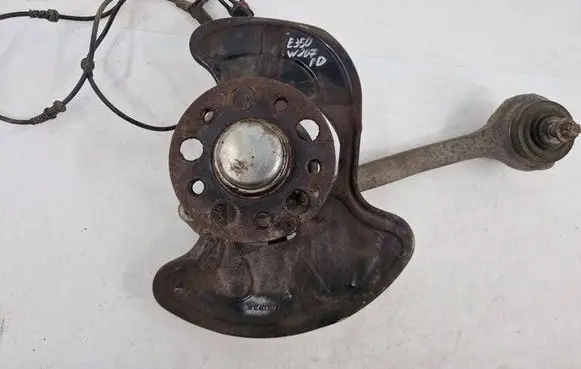 Front wheel hub spindle knuckle
