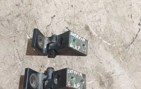 Skoda Octavia Mk2 (1Z) Rear door hinge set 1Z0833411B