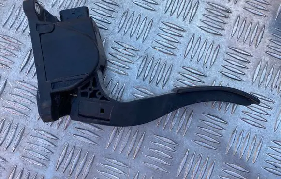 Accelerator throttle pedal