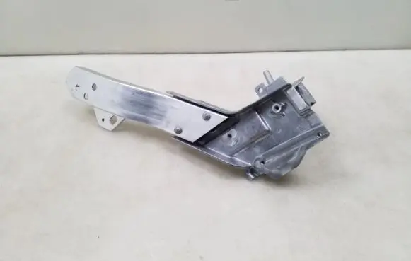 Headlight/headlamp mounting bracket