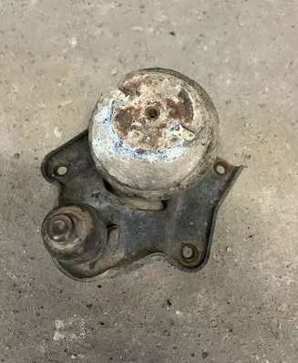 Jeep Grand Cherokee (WJ) Engine mount bracket