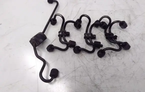 Fuel injector supply line/pipe