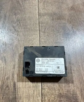 Mercedes-Benz E W211 Gateway control module A2114452000 A2115403545
