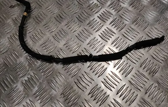 Volkswagen PASSAT B7 Fuel injector supply line/pipe 