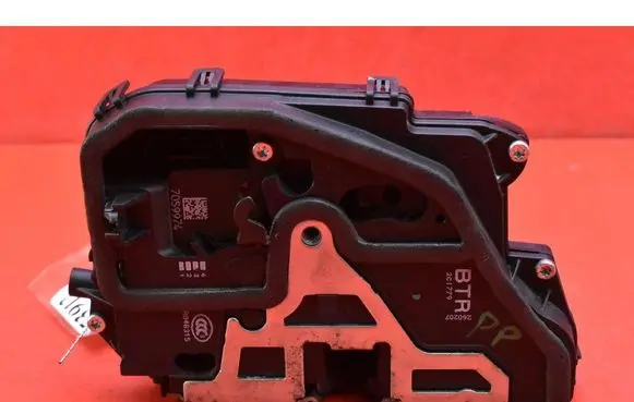 BMW X3 E83 Front door lock 7059974