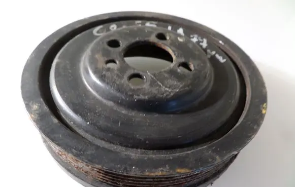 Volkswagen Golf V Crankshaft pulley 03G105243