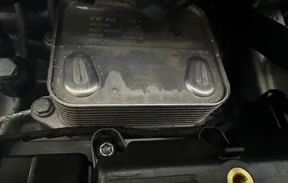 Volkswagen Tiguan Engine oil radiator 04E117021L