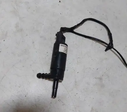 BMW X3 E83 Windscreen/windshield washer pump 837743001