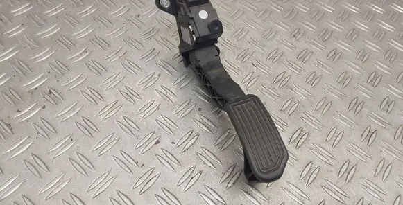 Accelerator throttle pedal