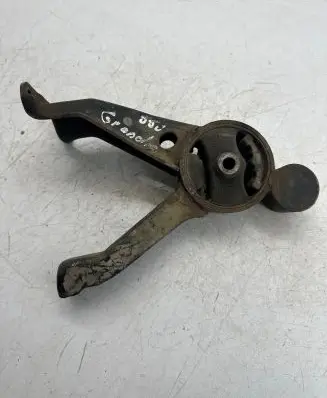 Mitsubishi Grandis Engine mount bracket