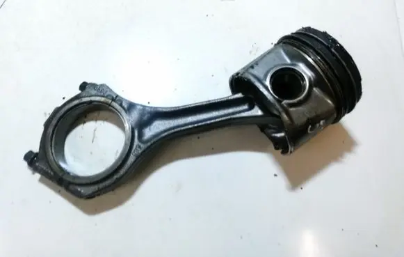 Volkswagen PASSAT B5 Piston with connecting rod